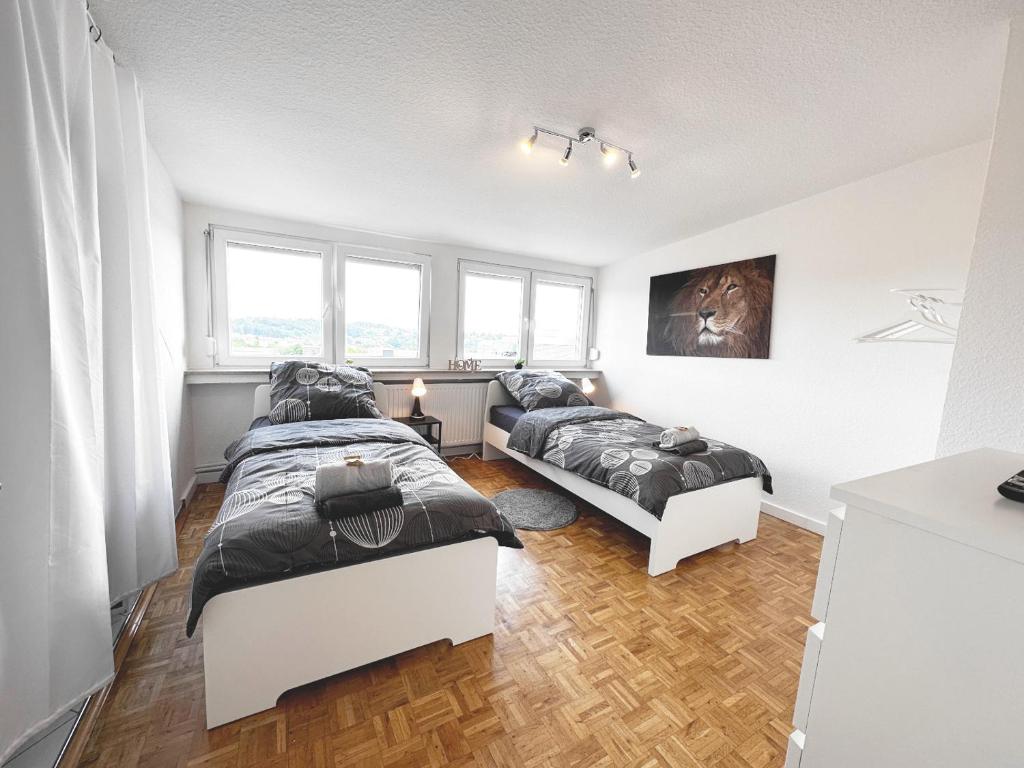 雷姆沙伊德# VAZ Apartments RS03 WLAN,TV, Küche, Parking, Autobahnähe的带2扇窗户的客房内的2张床