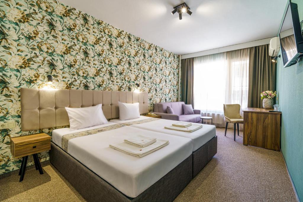鲁塞比斯特拉加林娜酒店的酒店客房带一张大床和一把椅子