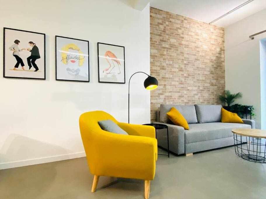 瓦伦西亚RUALVA FLATS, Tarongers的带沙发和黄色椅子的客厅
