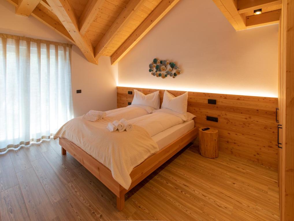费德拉帕加内拉Brenta Rosso - Charme Apartments的一间卧室,卧室内配有一张大床