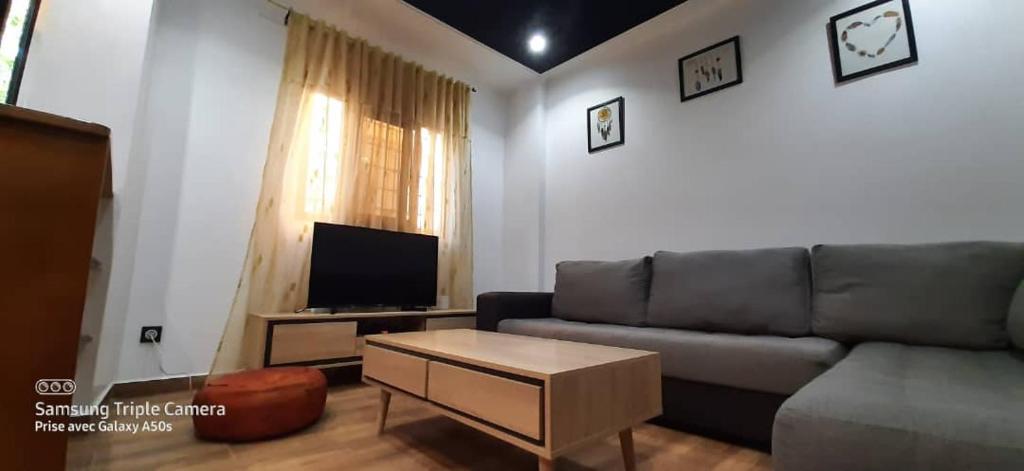阿尔及尔Alger Draria f2的带沙发和电视的客厅