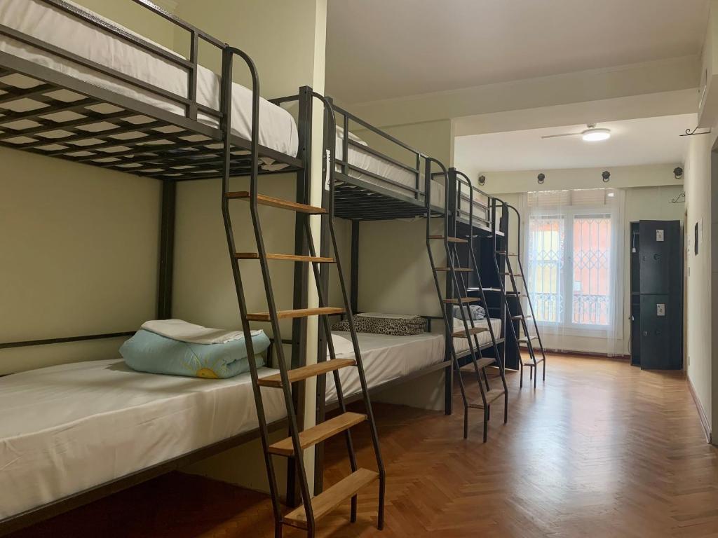 布拉格New Generation Hostel Prague Center的客房内的一组双层床