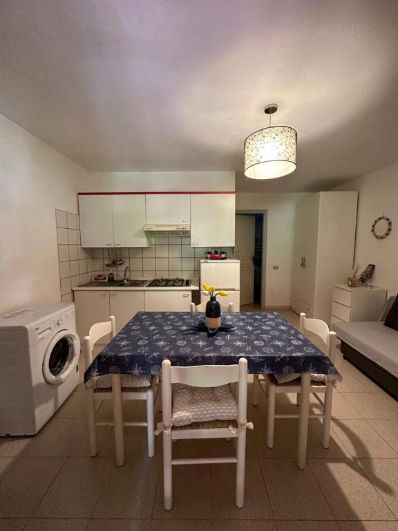 卡沃CASA ELISA的厨房配有一张桌子,上面有蓝色的桌布