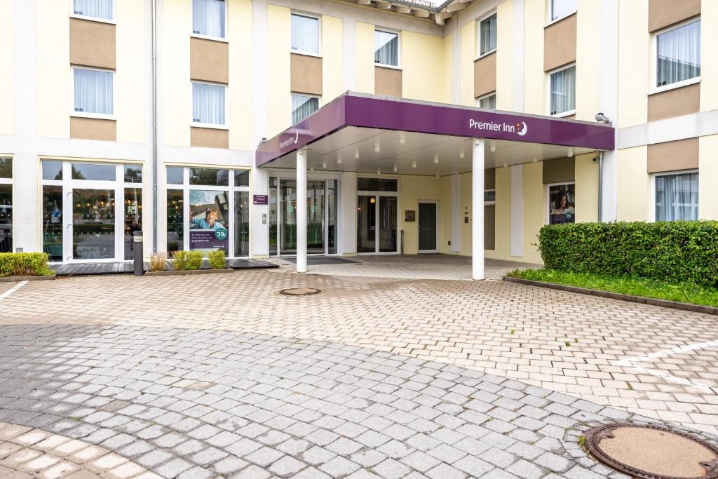 奥伯丁Premier Inn München Airport Ost的一座大建筑,前面有紫色的天篷