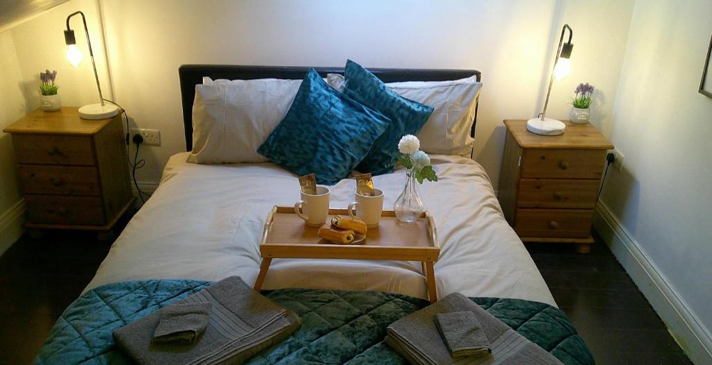 伦敦Stylish West London Getaway Apartment - Shepherd Bush的一间卧室配有一张桌子和一张床铺