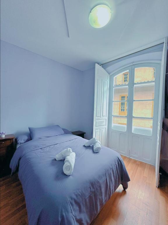 库迪列罗Habitacion privado con baño privado en La Maresía的蓝色卧室,配有带毛巾的床