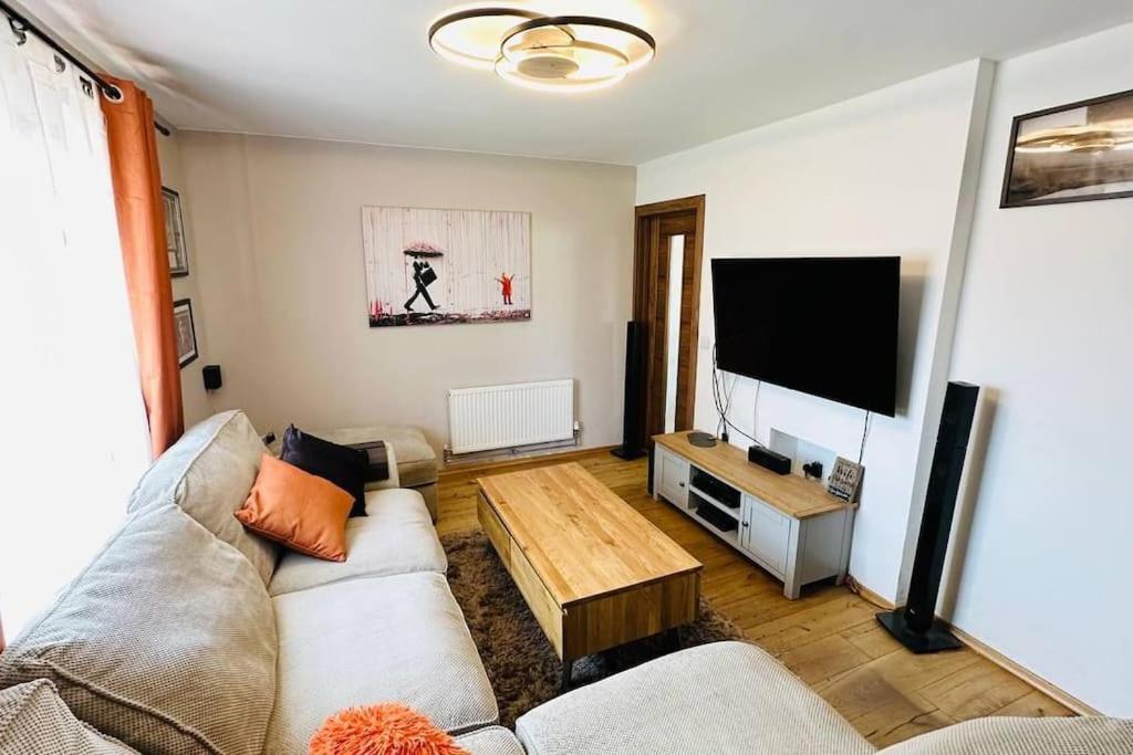 诺丁汉Stunning 3 bed house sleeps6的带沙发和平面电视的客厅