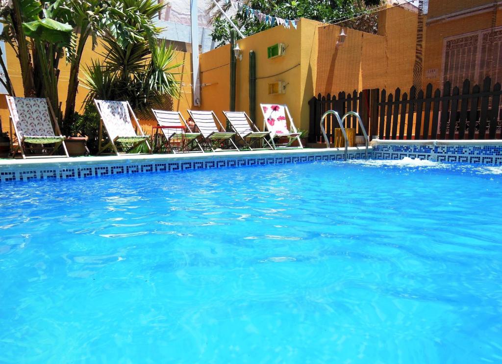 塔韦尔纳斯沙漠花园乡村之家酒店的一个带椅子的大型游泳池