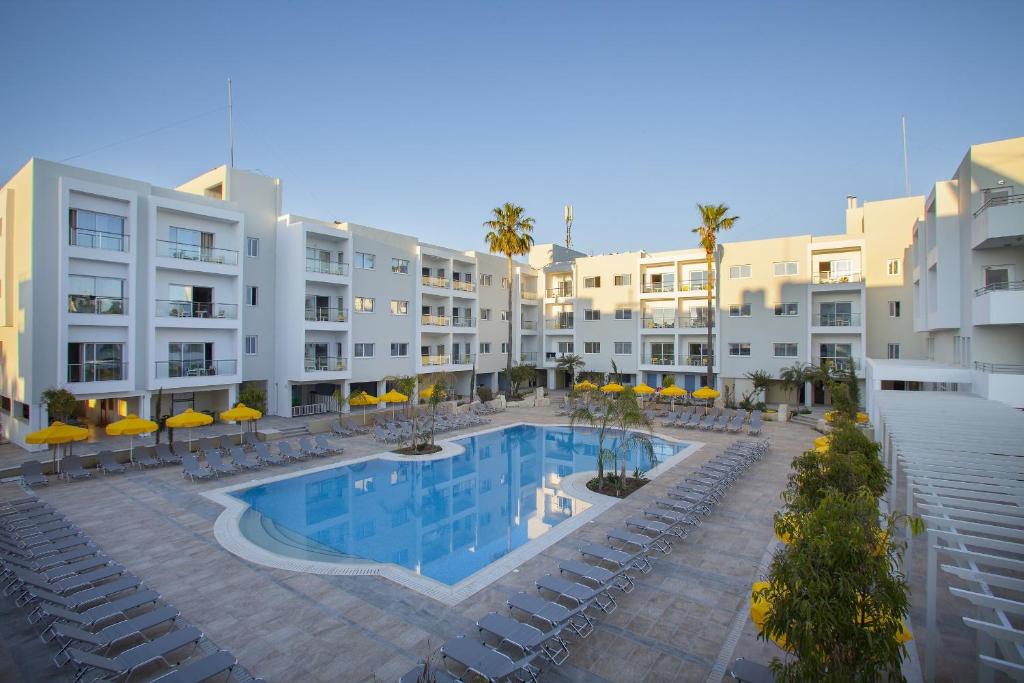 帕福斯Mayfair Hotel formerly Smartline Paphos的一张酒店庭院的图片,里面设有一个游泳池
