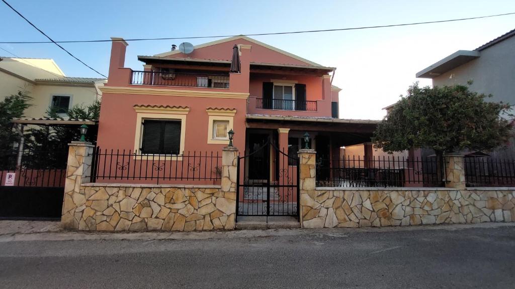 阿普索斯Kallistimon House的粉红色的房子,带有石墙