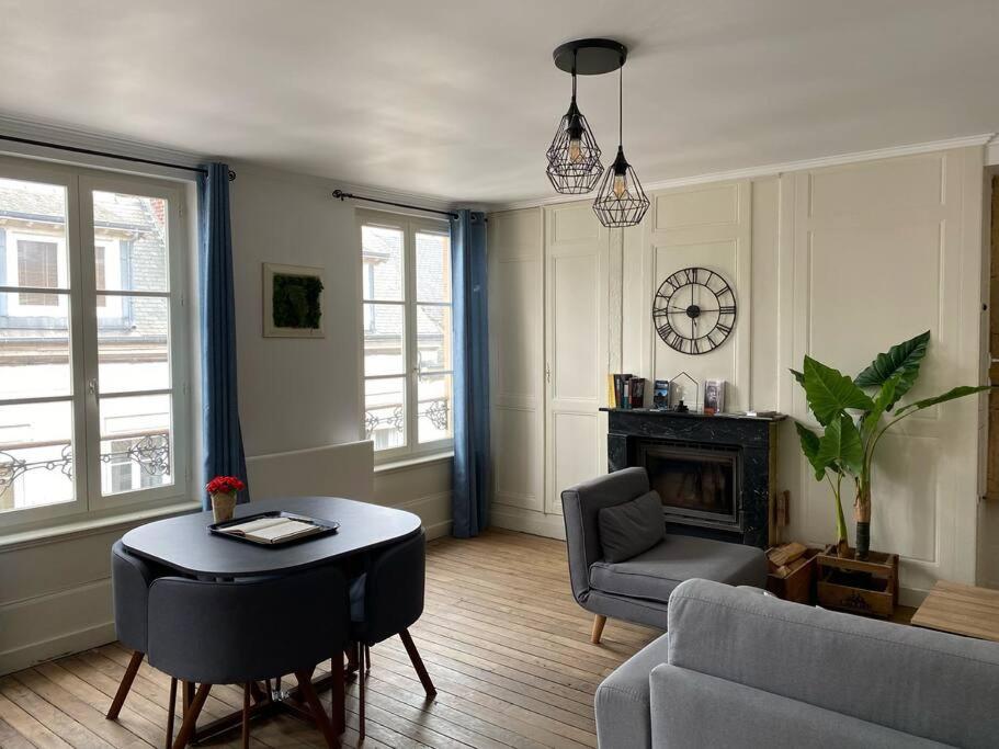 沙勒维尔-梅济耶尔Appartement de charme en hyper-centre的客厅配有桌子和沙发