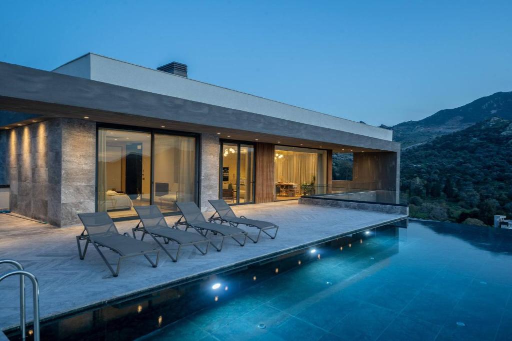 亚力卡瓦克Hills Deluxe - Relaxed Luxury in style and serenity的一座带游泳池和房子的别墅