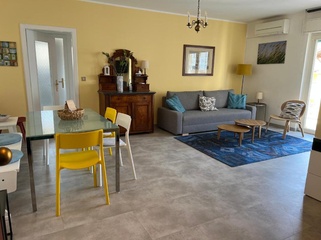 格拉多Anfora MitoMare的客厅配有沙发和桌椅