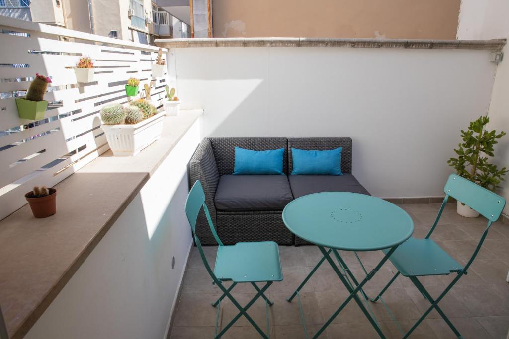 巴里Casa Ginebras的小阳台配有蓝色的桌子和椅子