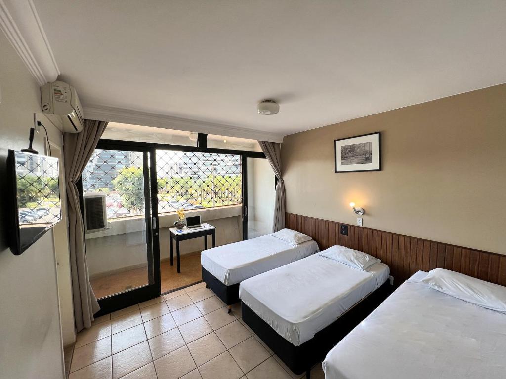 巴西利亚埃尔皮拉尔酒店的酒店客房设有两张床和窗户。