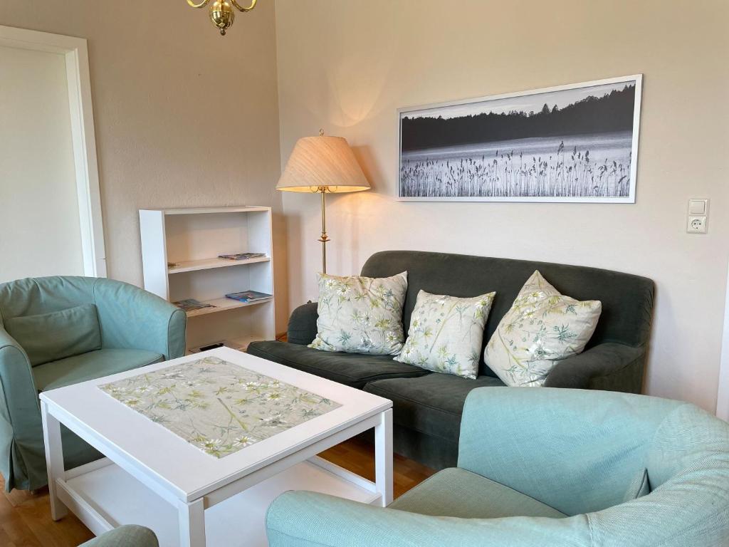 费茨肖Landgut的客厅配有沙发、椅子和桌子