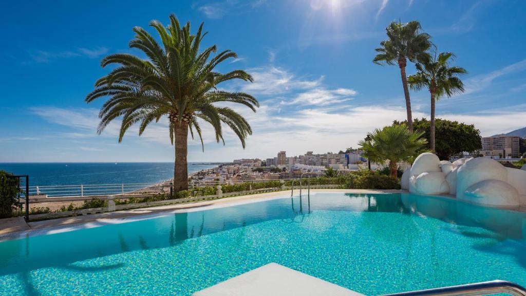 多列毛利诺斯Castillo San Carlos Luxury Apartments的海景游泳池