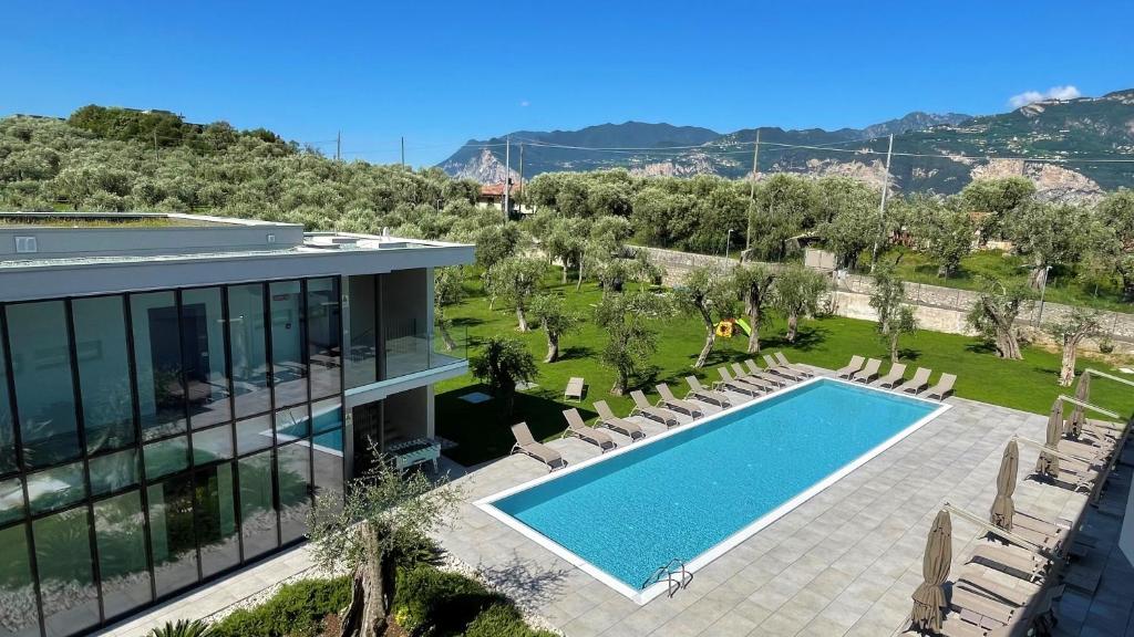 马尔切西内Residence Malcesine-Active&Family的享有带游泳池的别墅的空中景致