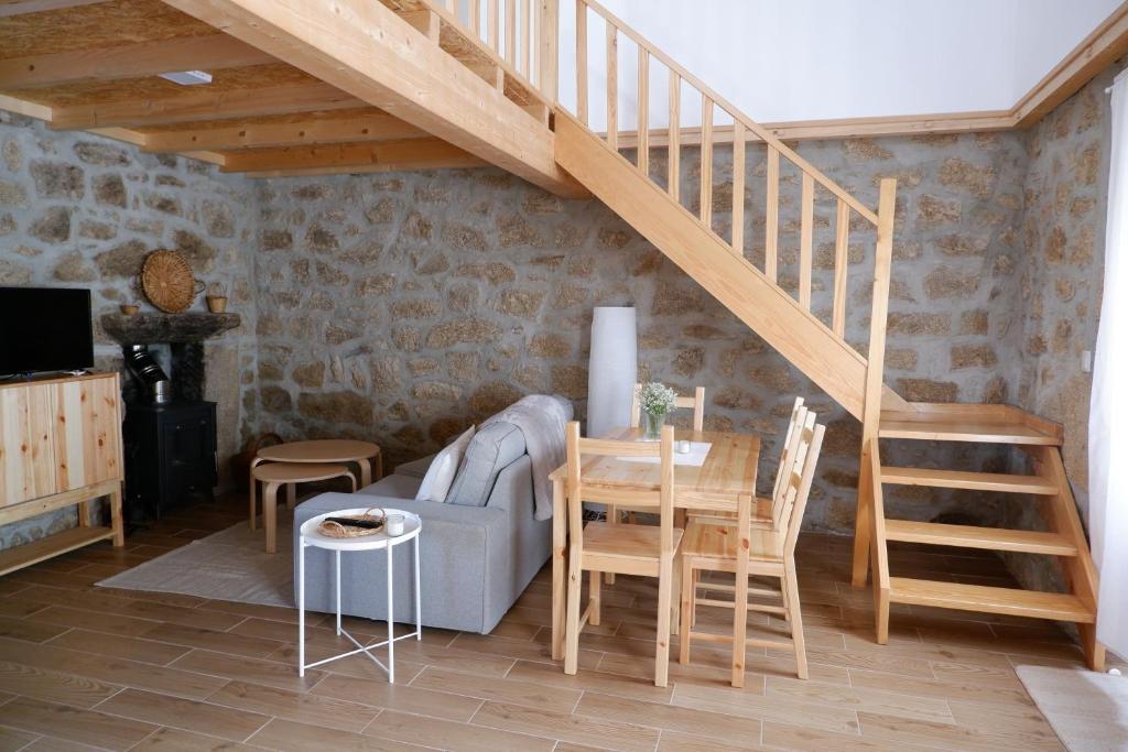 CapinhaCasa da Rabita的客厅设有楼梯和桌椅