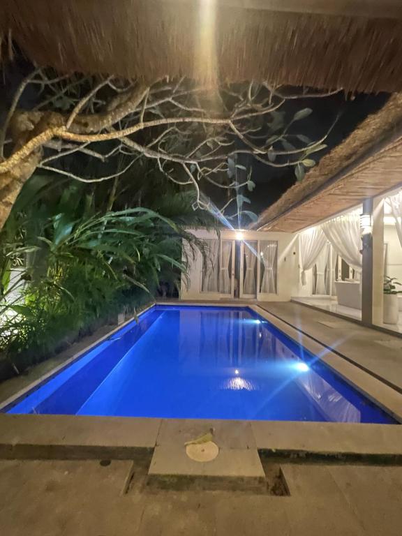 金巴兰哈姆拉别墅 的夜间在房子里的一个游泳池
