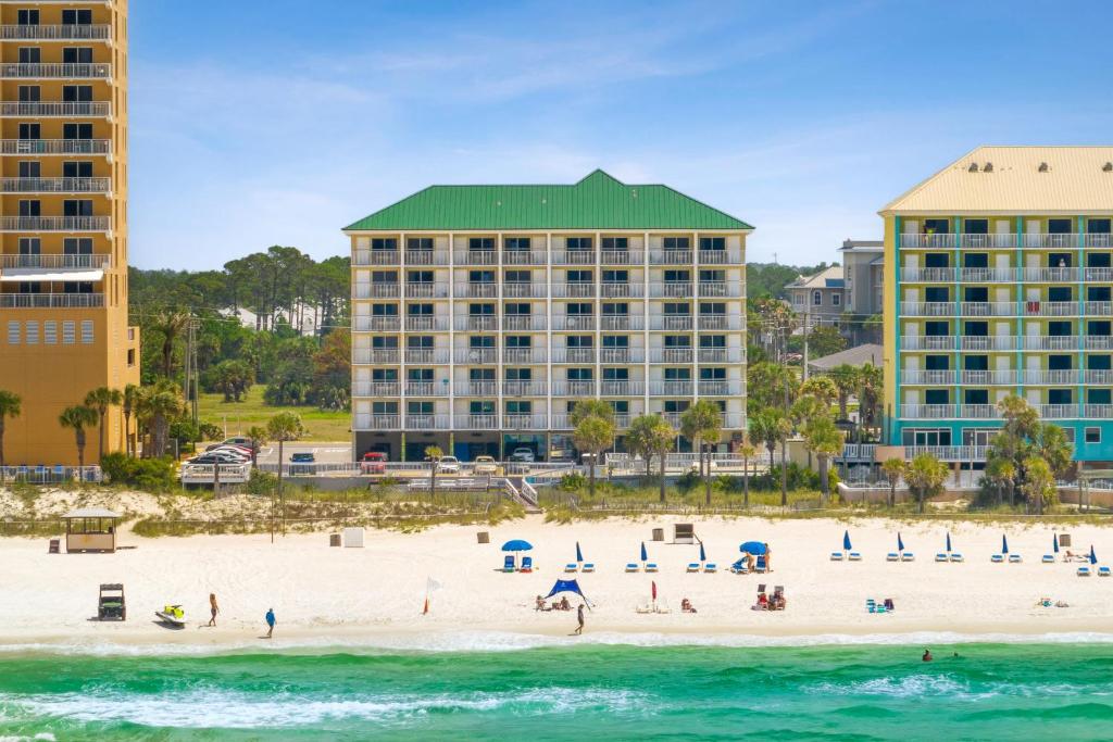 巴拿马城海滩Beach Tower Beachfront Hotel, a By The Sea Resort的享有海滩和建筑的景色