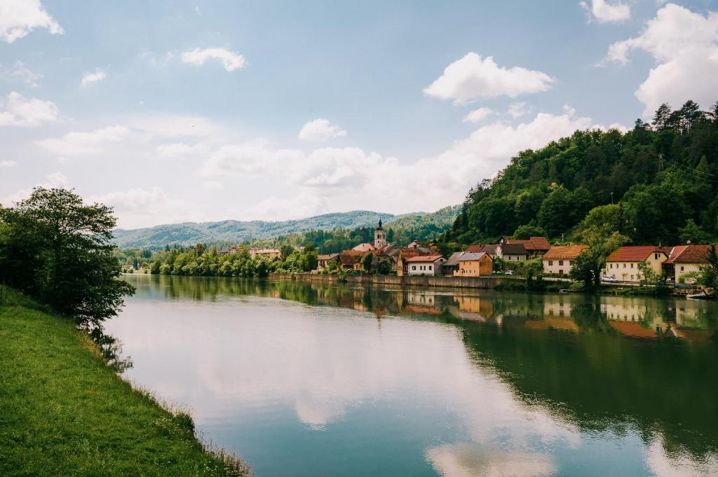 RadečeApartments Gros的享有河流美景,设有房屋和建筑