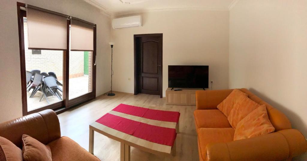 斯科普里Home Base Apartments的带沙发和电视的客厅