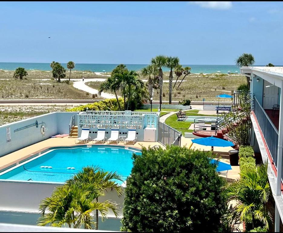 圣徒皮特海滩Beachside Resort Motel的从度假村的阳台可欣赏到游泳池和海滩的景色