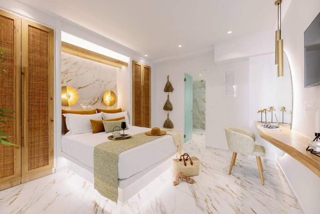 阿吉奥斯普罗科皮奥斯Venus Suite with Hot Tub的卧室配有一张白色大床和一张书桌
