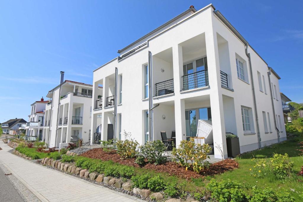 奥斯特巴德·哥伦Villa Antje - Ferienwohnung 09的街上一排白色的房子