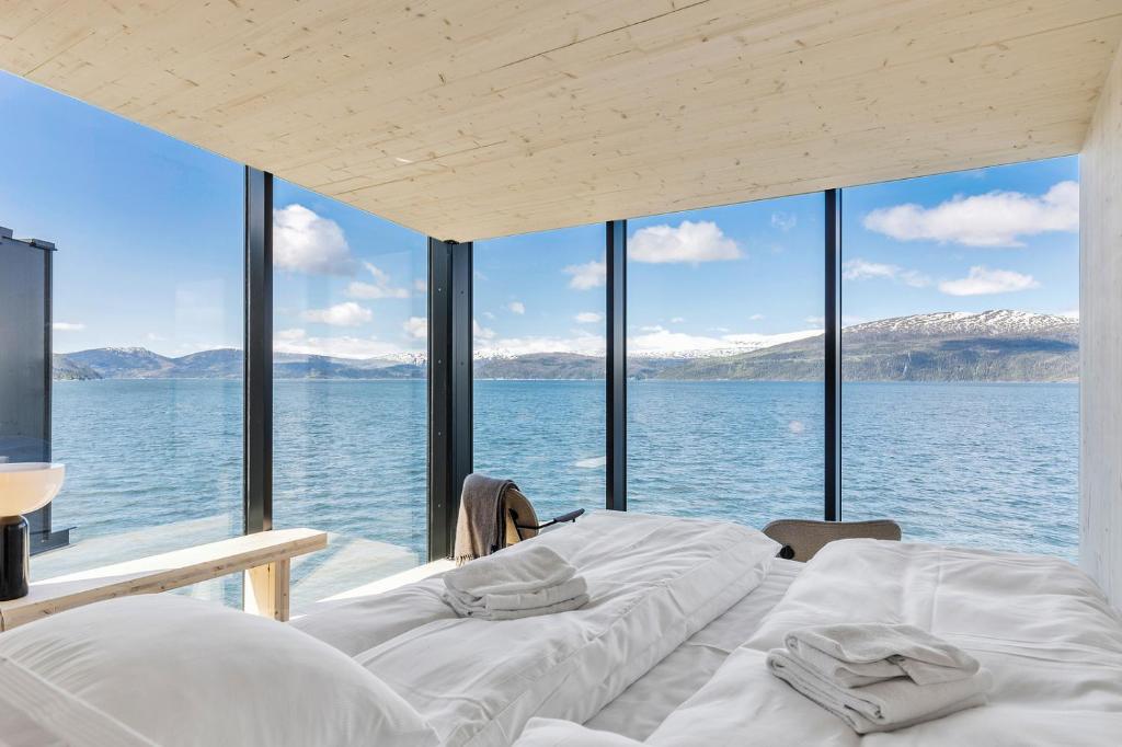 SkamdalYttervik的水景客房 - 带两张床