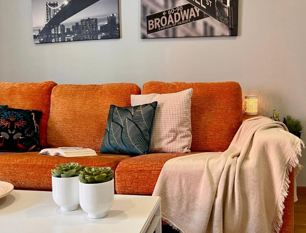 萨达Rías Altas Home Sada的客厅配有带枕头的橙色沙发