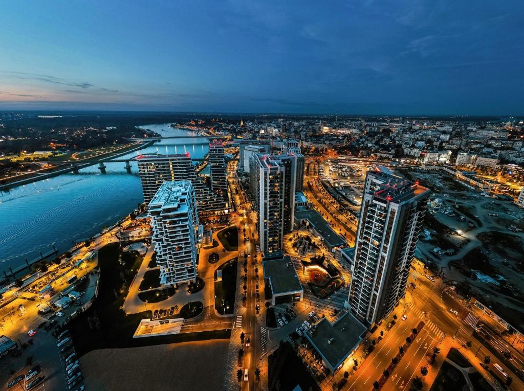 贝尔格莱德Belgrade Waterfront - River Residence的夜晚城市的空中景观