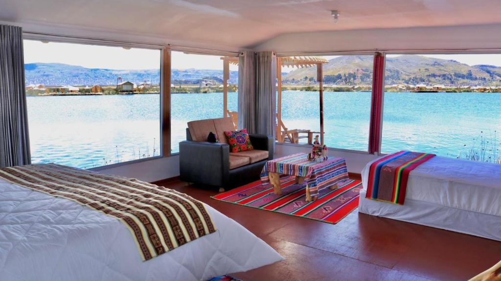 普诺Titicaca Sariri Lodge的一间卧室配有一张床,享有水景