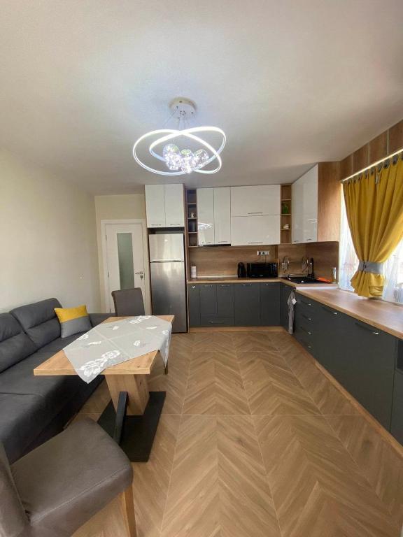 索佐波尔Apartment Veronika的带沙发和桌子的客厅以及厨房。