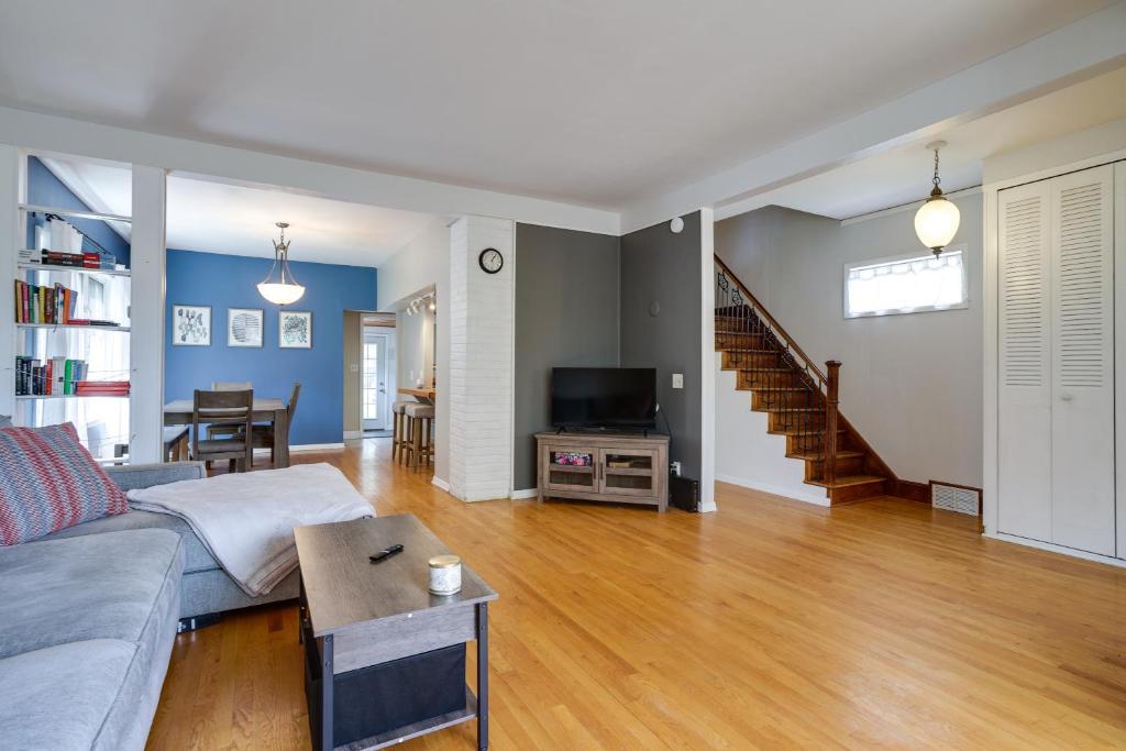 Pet-Friendly Saint Paul Home - Near Allianz Field!的休息区