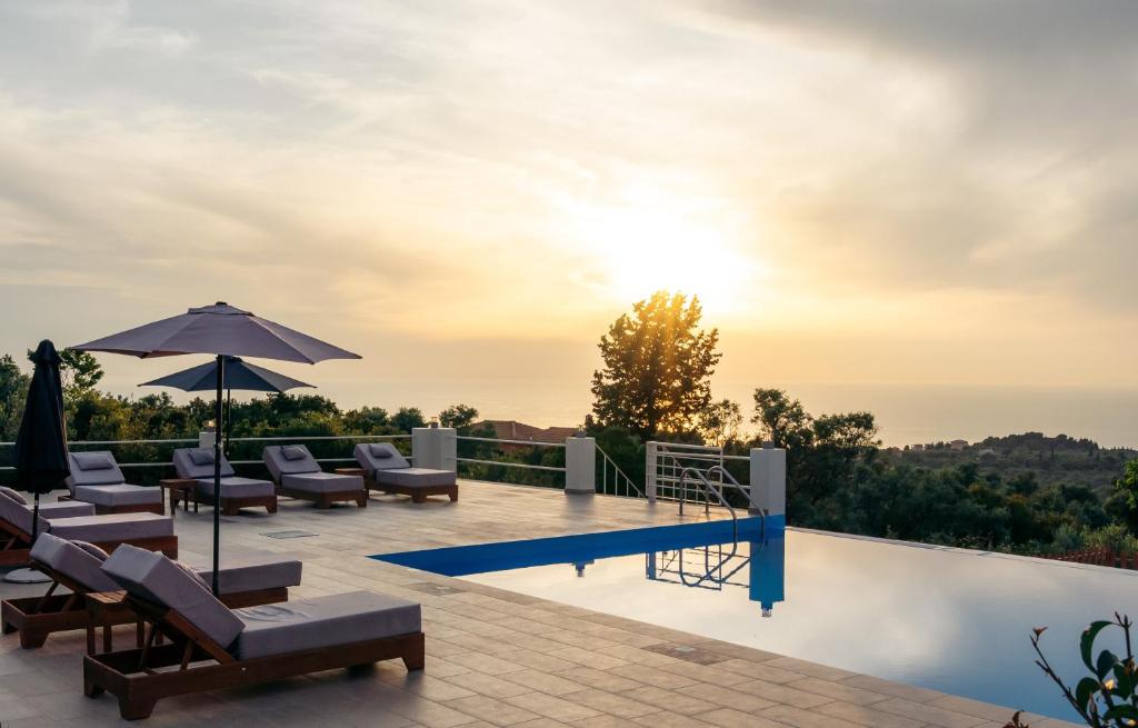 苏卡雷斯Villa Erato的一座别墅,设有游泳池和日落美景