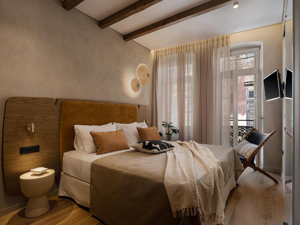 干尼亚Casa Modiano Boutique的一间卧室设有一张大床和一个窗户。
