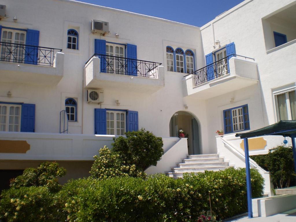 阿吉亚玛丽娜芭芭拉二世旅馆的白色的大建筑,有蓝色的门和楼梯