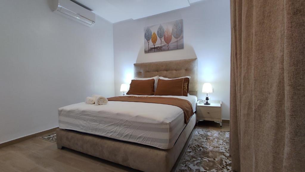 乌季达DLX02 - Appartement Deluxe 2 chambres - Centre Ville Oujda的一间卧室,卧室内配有一张大床