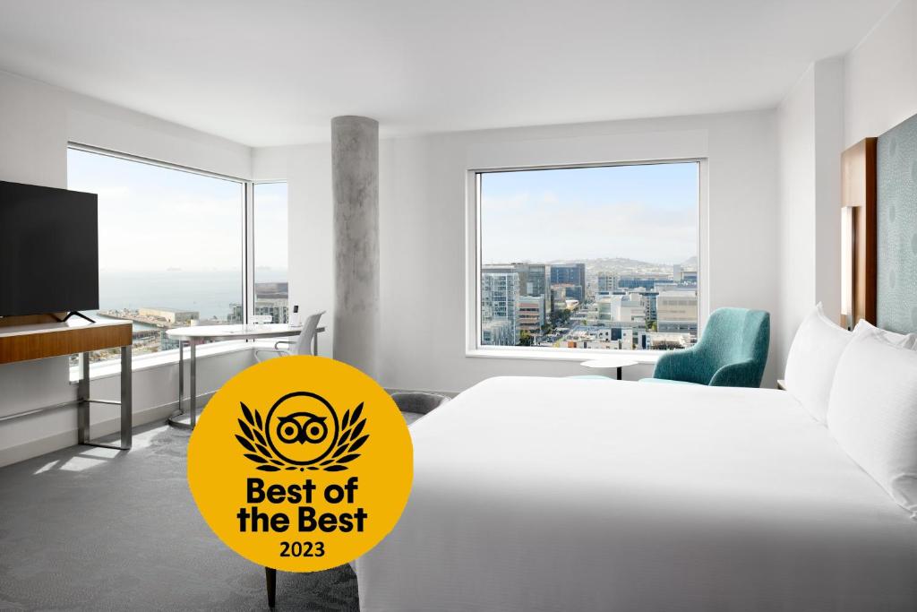 旧金山LUMA Hotel San Francisco - #1 Hottest New Hotel in the US 2023的一间卧室,配有一张带最美阅读标志的床