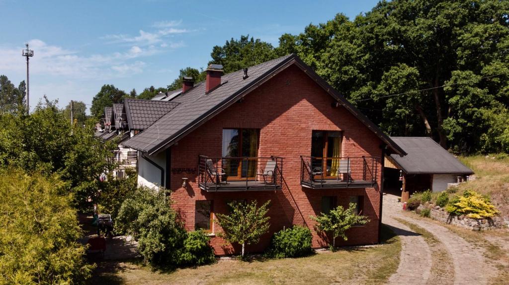 斯蒂格纳Cicha Dolinka的红砖房子,设有两个阳台