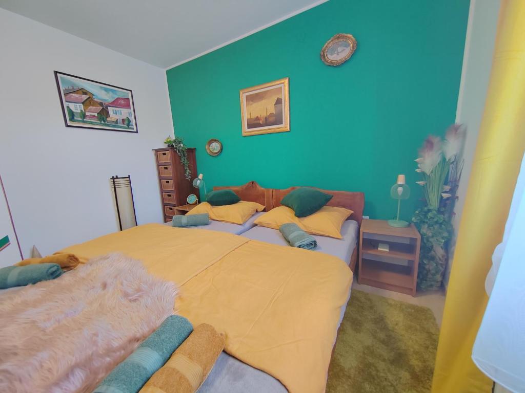 KaranacARKI, KUĆA ZA ODMOR的一间卧室设有一张大床和蓝色的墙壁