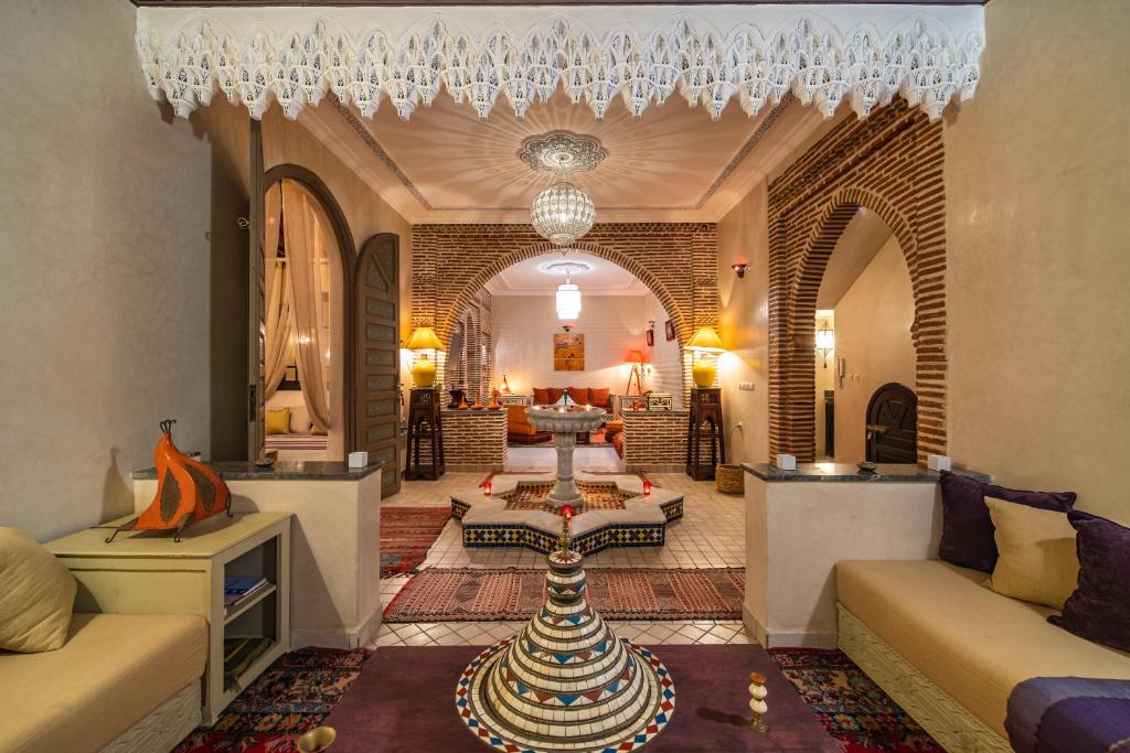 马拉喀什Riad Appart Arwa的带沙发和吊灯的客厅
