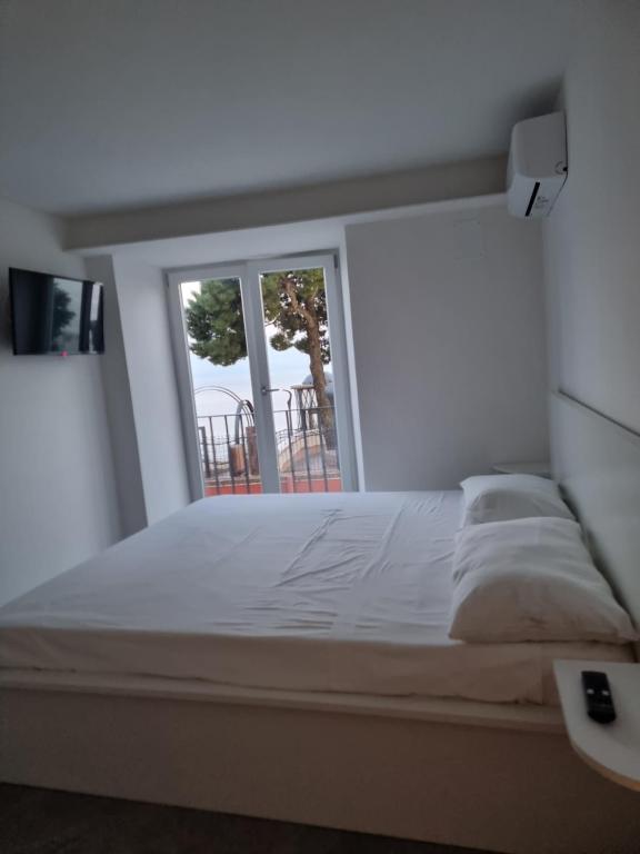 维耶特里Il Panorama的卧室配有一张大白色床和窗户