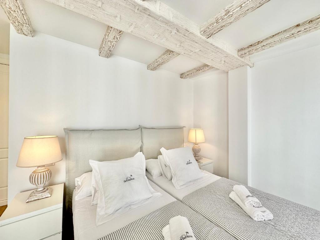 马贝拉Old Town Modern Flat, 4 Minutes From Beach - EaW Homes的卧室拥有白色的墙壁,配有一张带白色枕头的床。