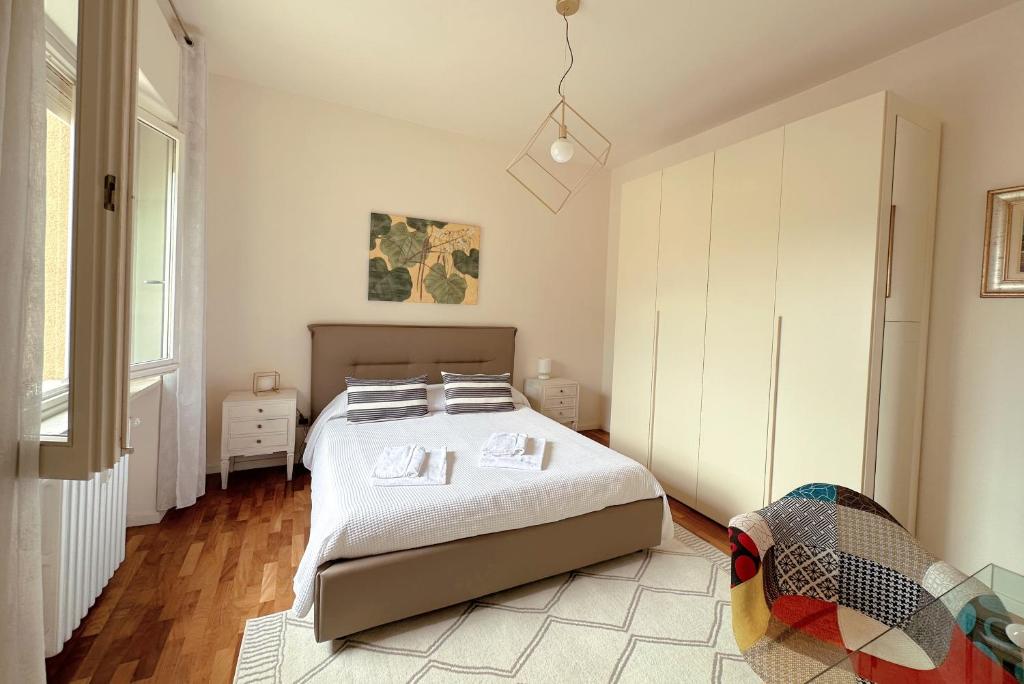 阿尔巴La casa di Paola e Betti的一间卧室设有一张大床和一个窗户。