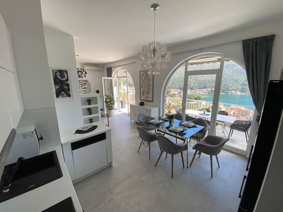 扎通Villa Ansay with heated Swim Spa pool and sea view的厨房以及带桌椅的用餐室。
