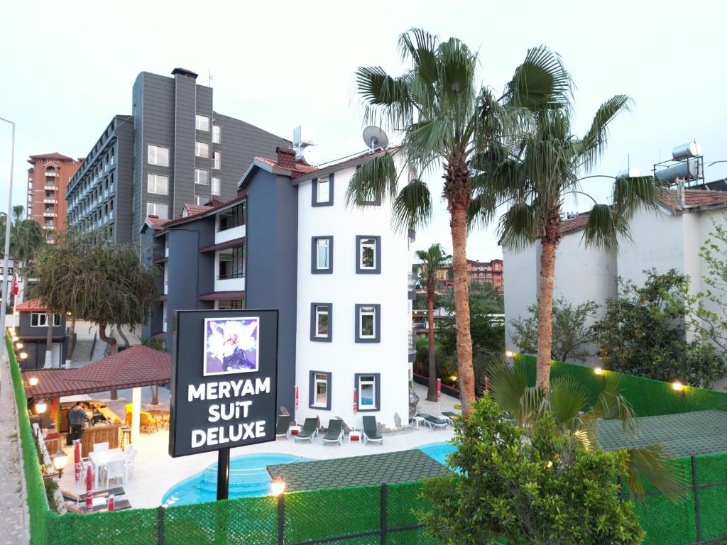锡德MERYAM SÜİT DELUXE的一家酒店前方白色建筑的标志