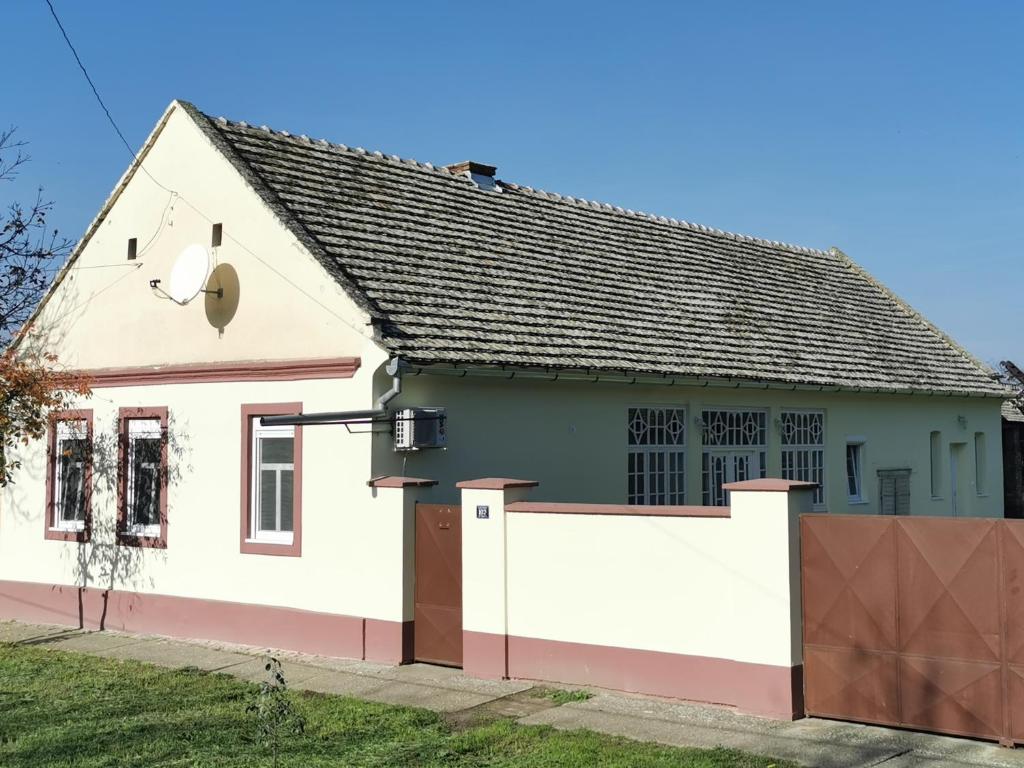 Novi BečejKod Bake的白色的房子,有门和栅栏